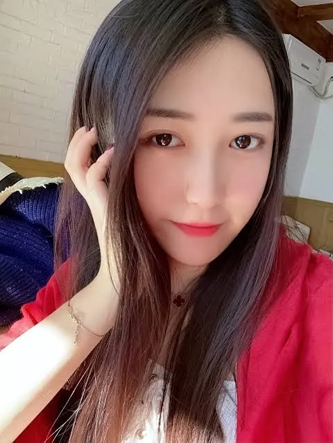 一只哈比猪穿红色服饰进行室内自拍的照片