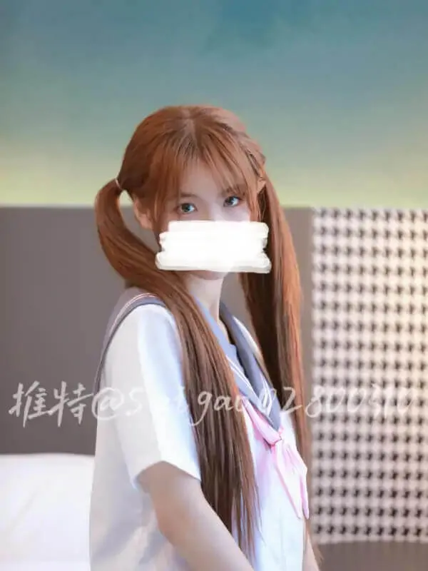 一只可爱简浅色服装长发造型照片