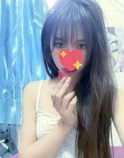一只可爱简室内近景自拍照片