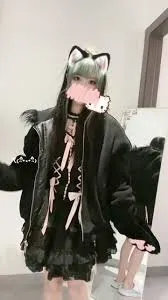 一只可爱简深色角色服装造型照片