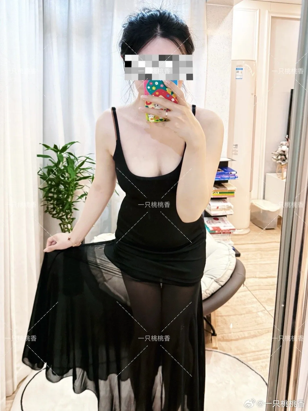 一只桃桃黑色服装室内自拍造型