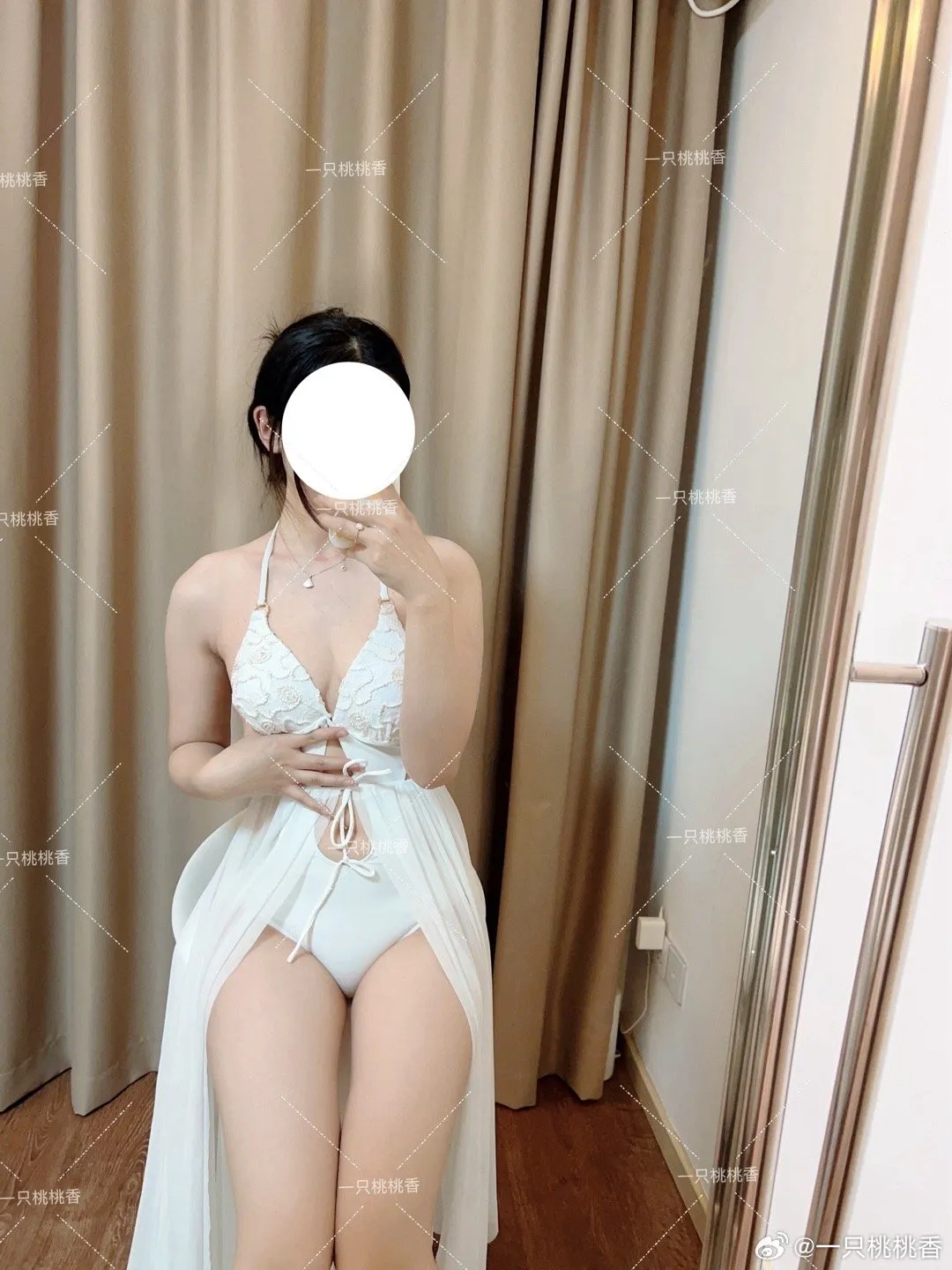 一只桃桃白色服装坐姿照片
