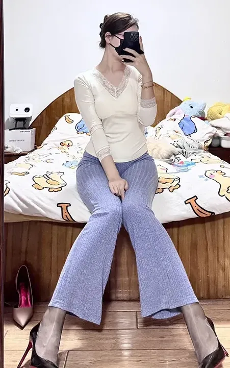 余珠珠镜面自拍照片