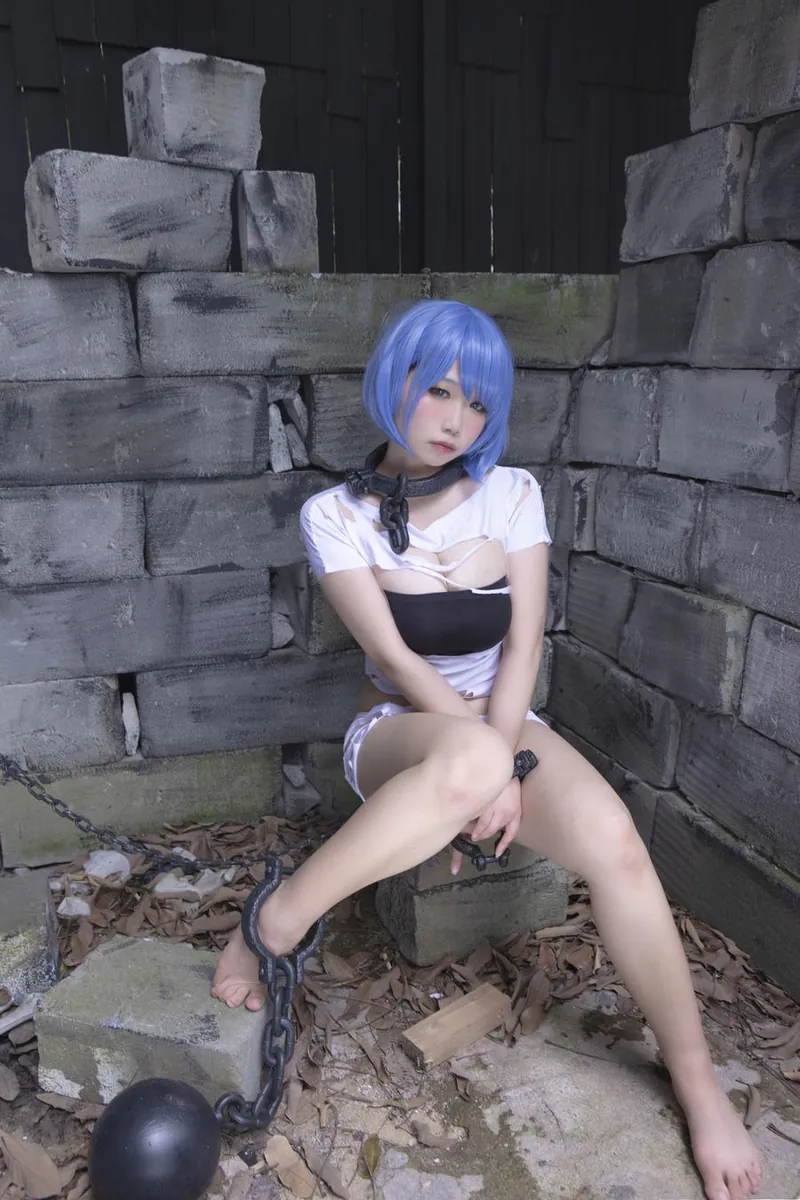 贞子蜜桃 蓝色短发角色服装坐姿照片