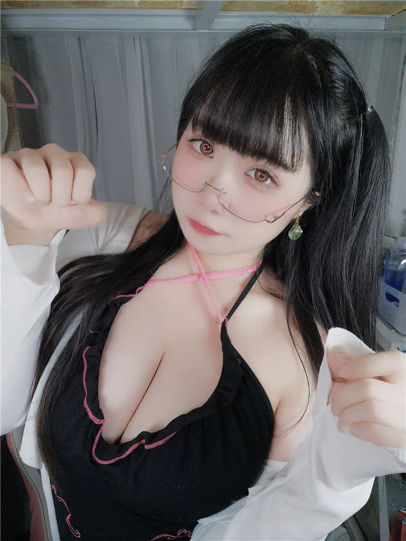 贞子蜜桃 黑发角色近距离自拍造型照片