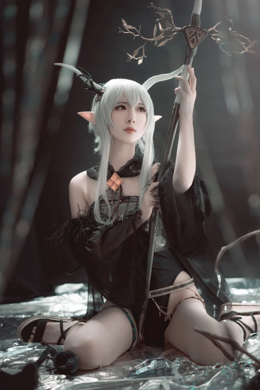 弥音音头戴异形双角手持铜色法杖席地而坐展现魔幻精灵祭司造型