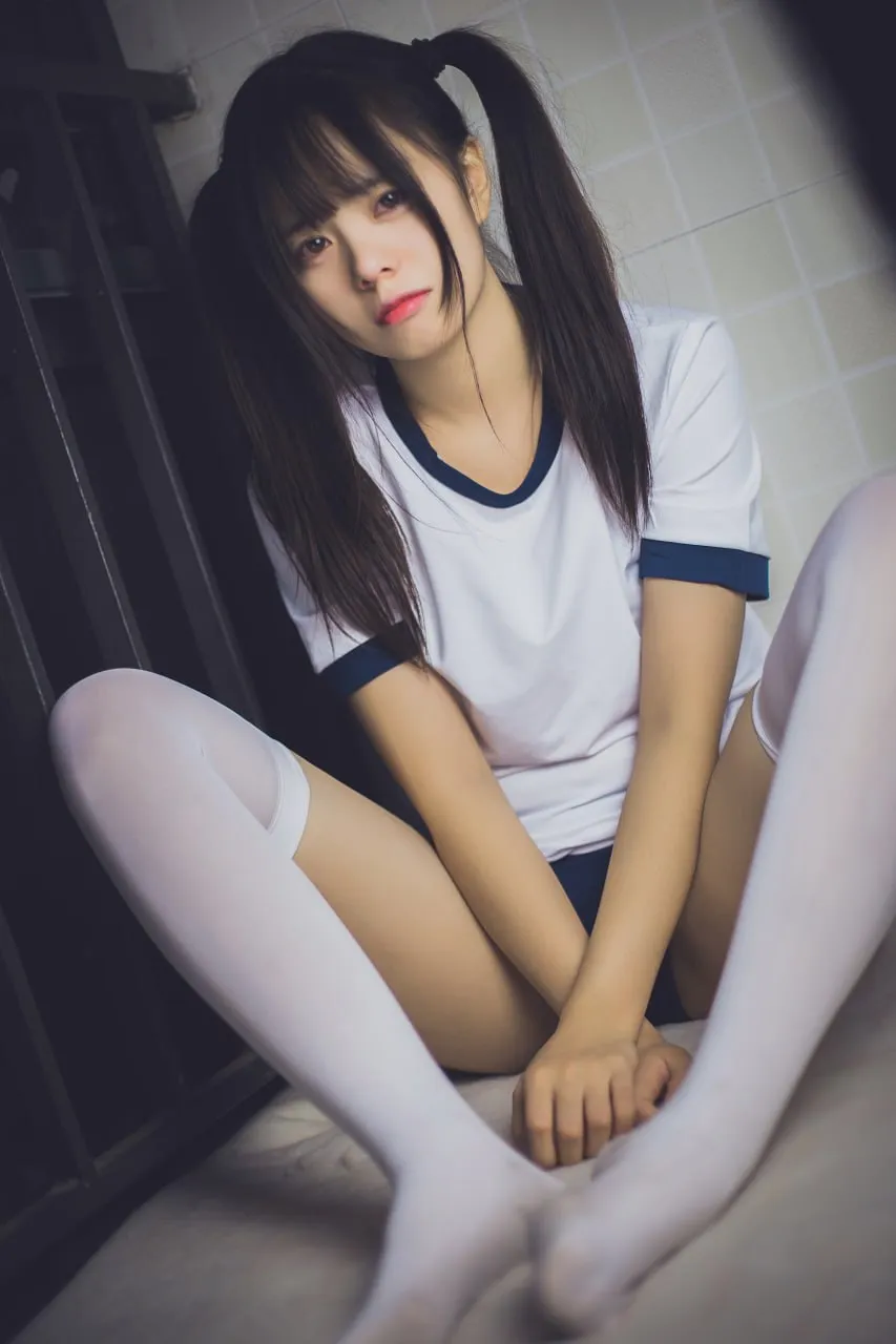 小野妹子w扎双马尾身穿白蓝拼色运动T恤与白丝袜席地而坐