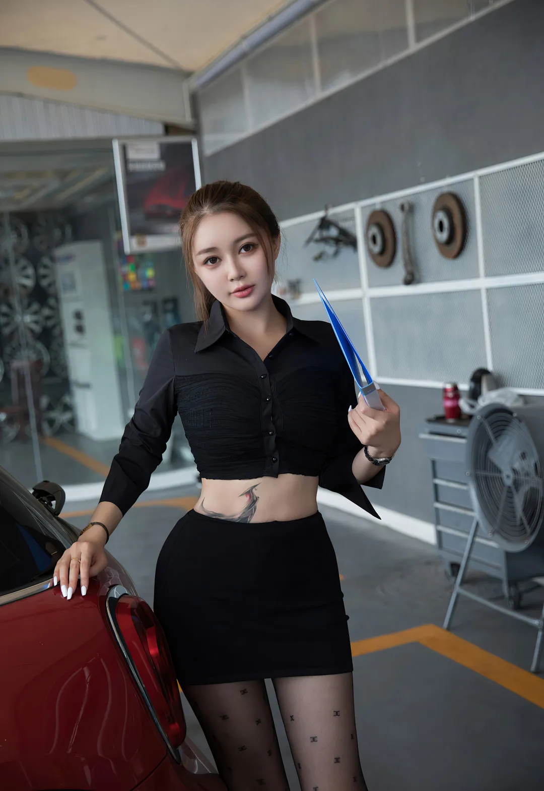 XINGYAN星颜社人物写真中黑色服装造型与室内车旁场景