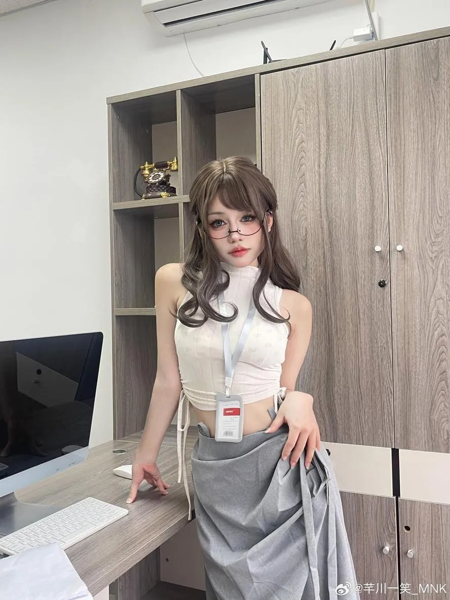 芊川一笑室内白色服装造型照片