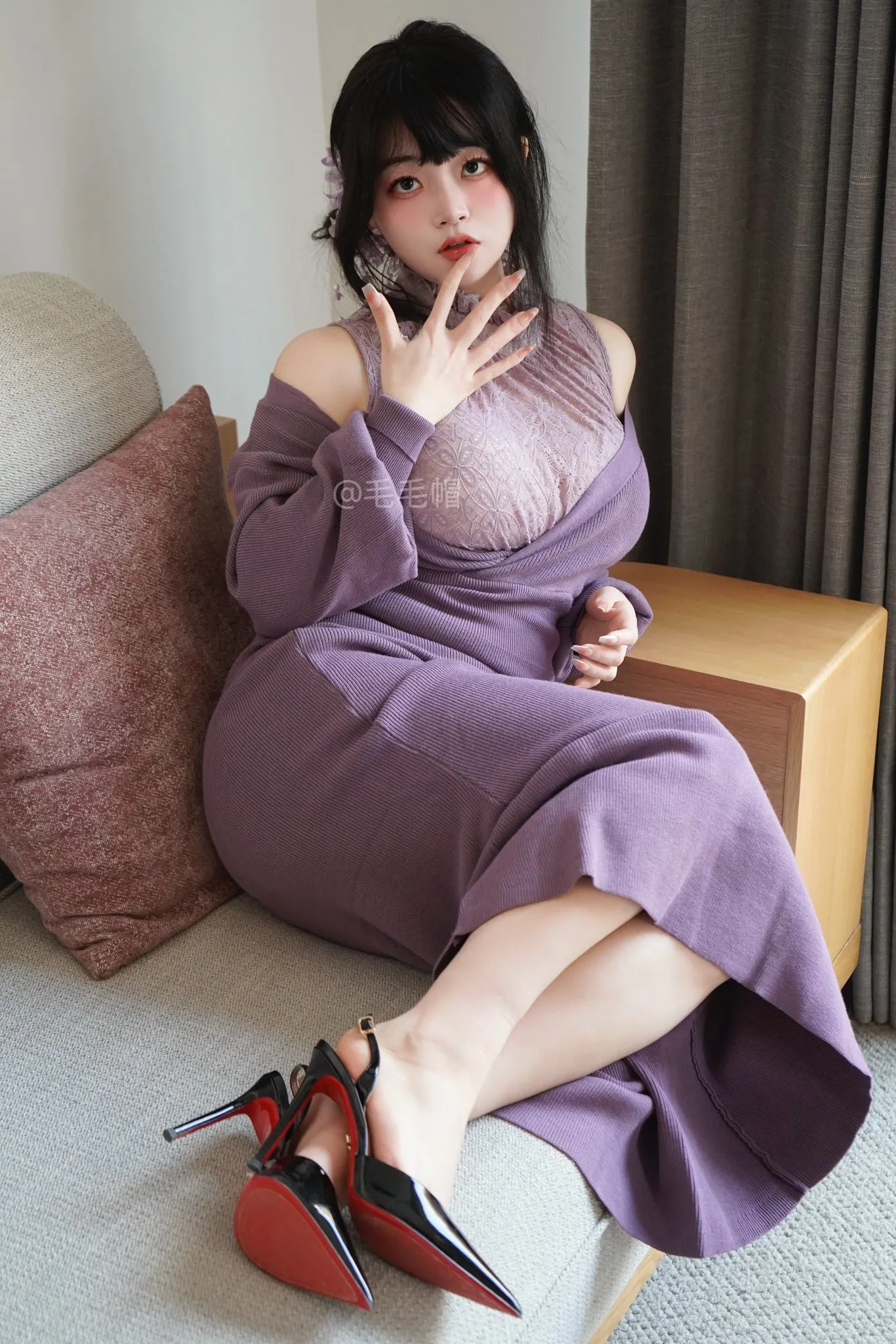 一只毛毛帽香芋紫高领针织长裙搭配黑红拼色细高跟鞋沙发全身坐姿