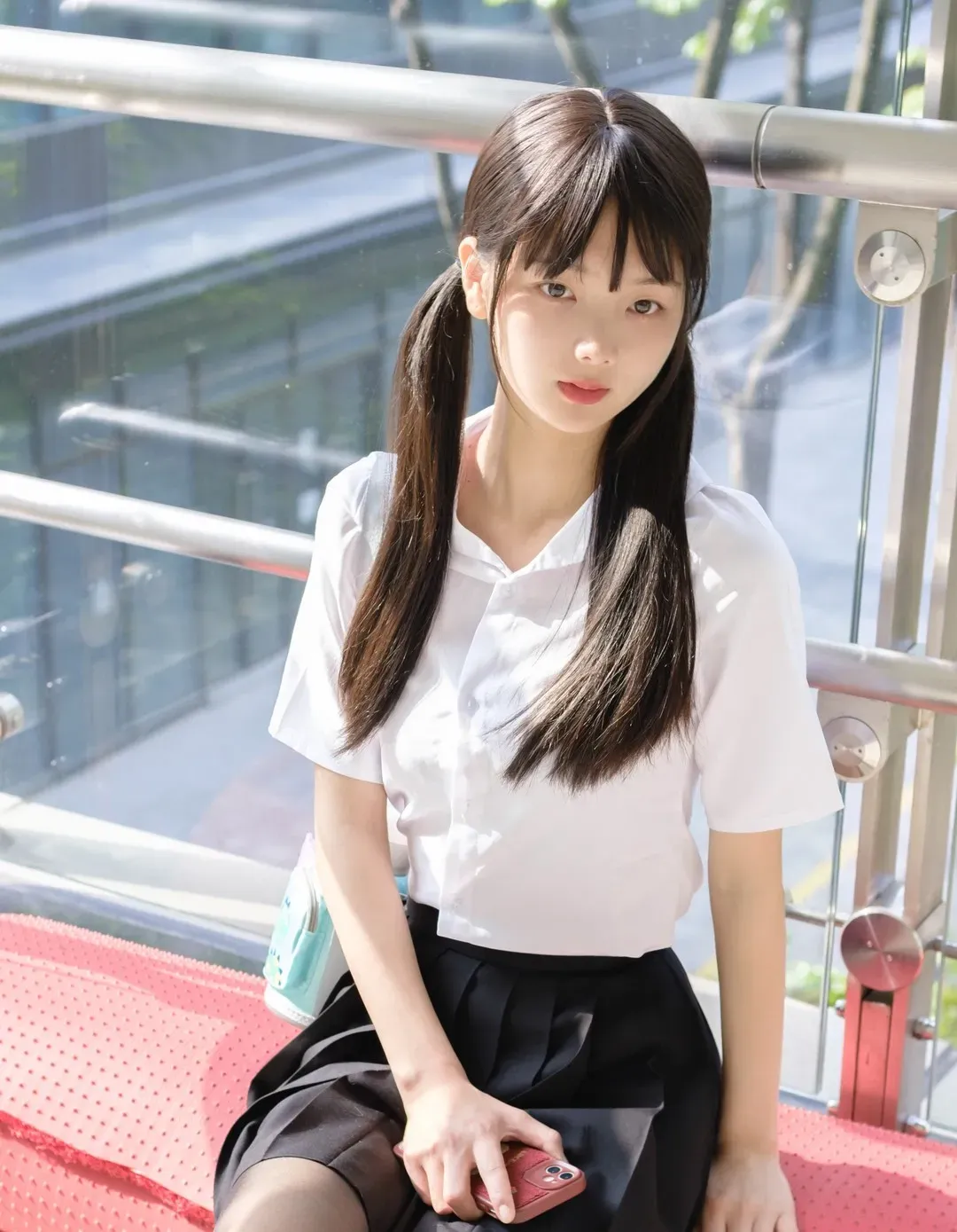 稚乖画册 白色衬衫搭配黑色裙装的双马尾造型人物照片