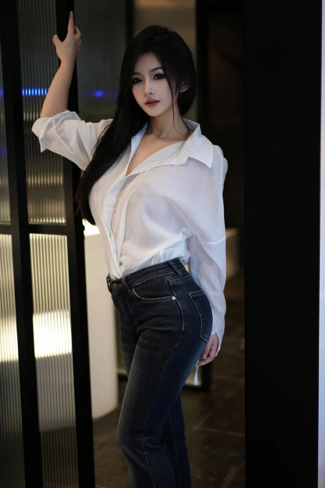 谭小灵白色衬衫搭配深色长裤造型照片