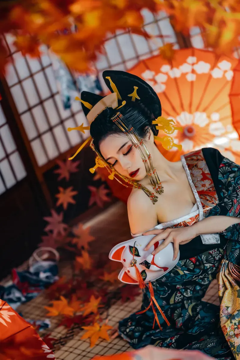 贰加六身穿和服在红枫背景下手持狐狸面具_03