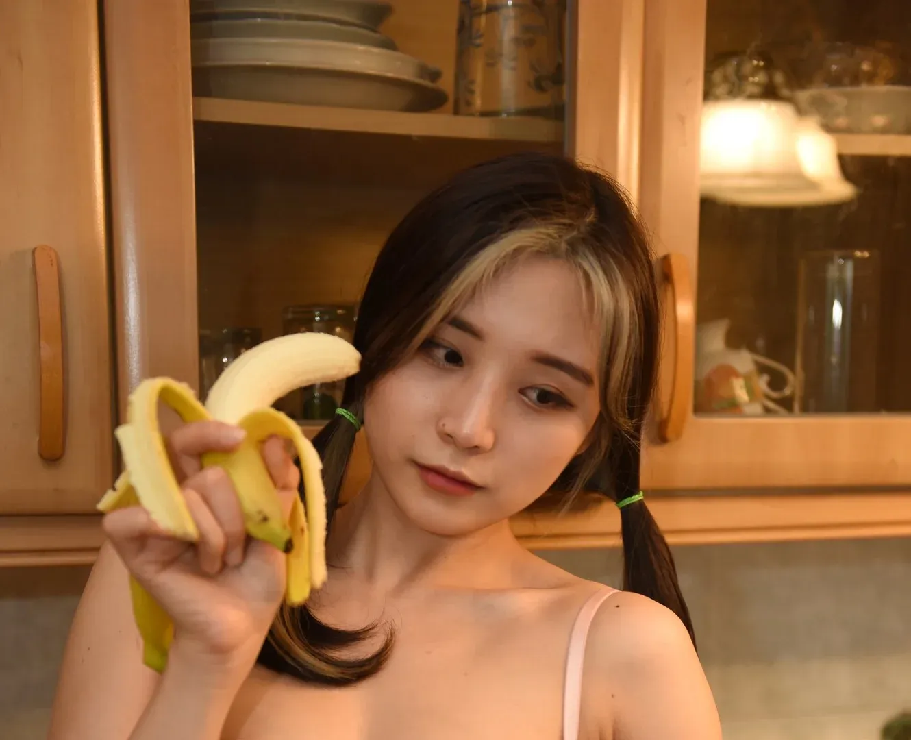 苏小涵手持香蕉的室内近景照片