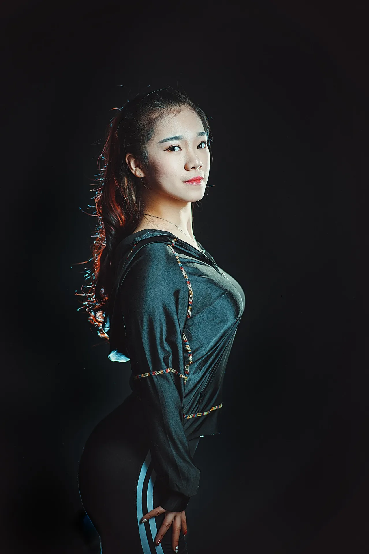 WANIMAL王动黑色服装人像摄影