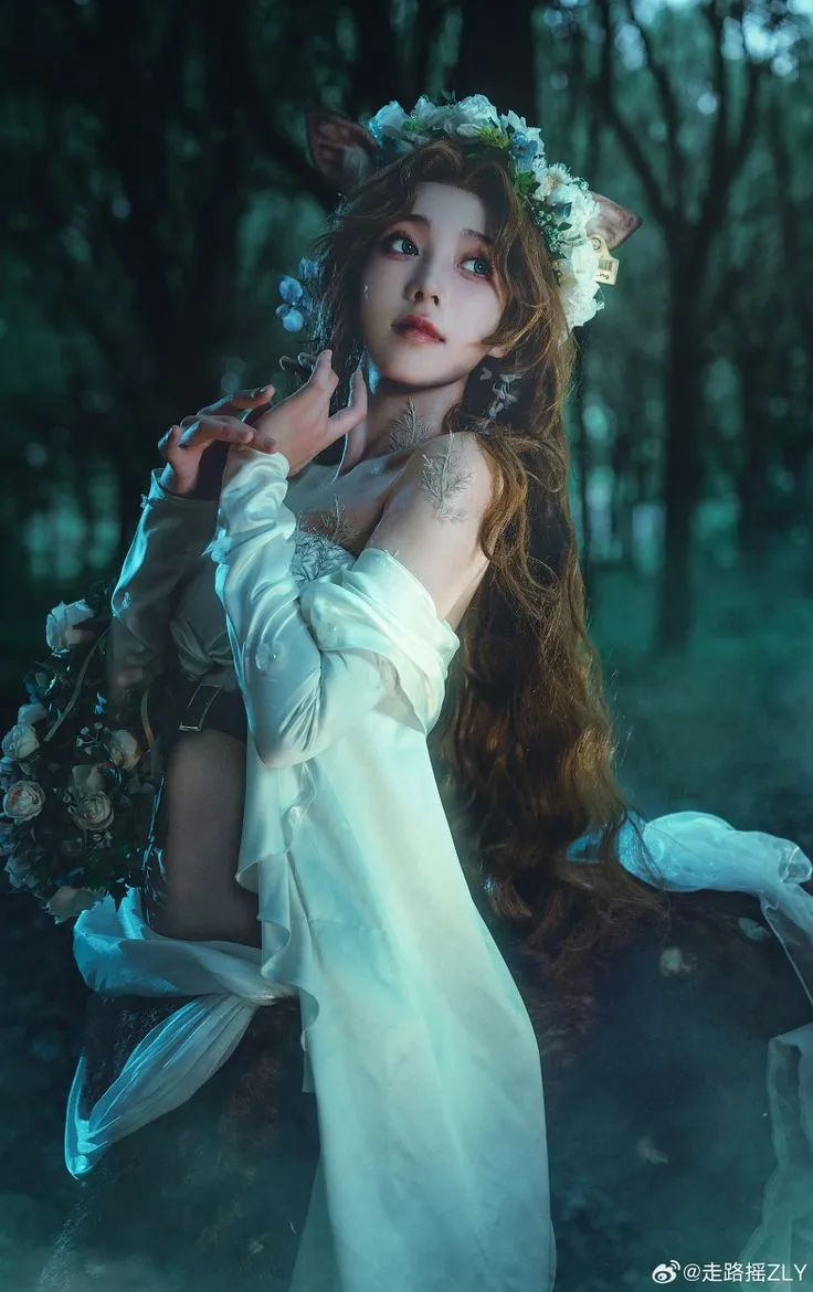 走路摇zly_走路摇头戴花环与动物耳朵身穿白色轻纱在夜间幽暗森林中侧身仰望_02
