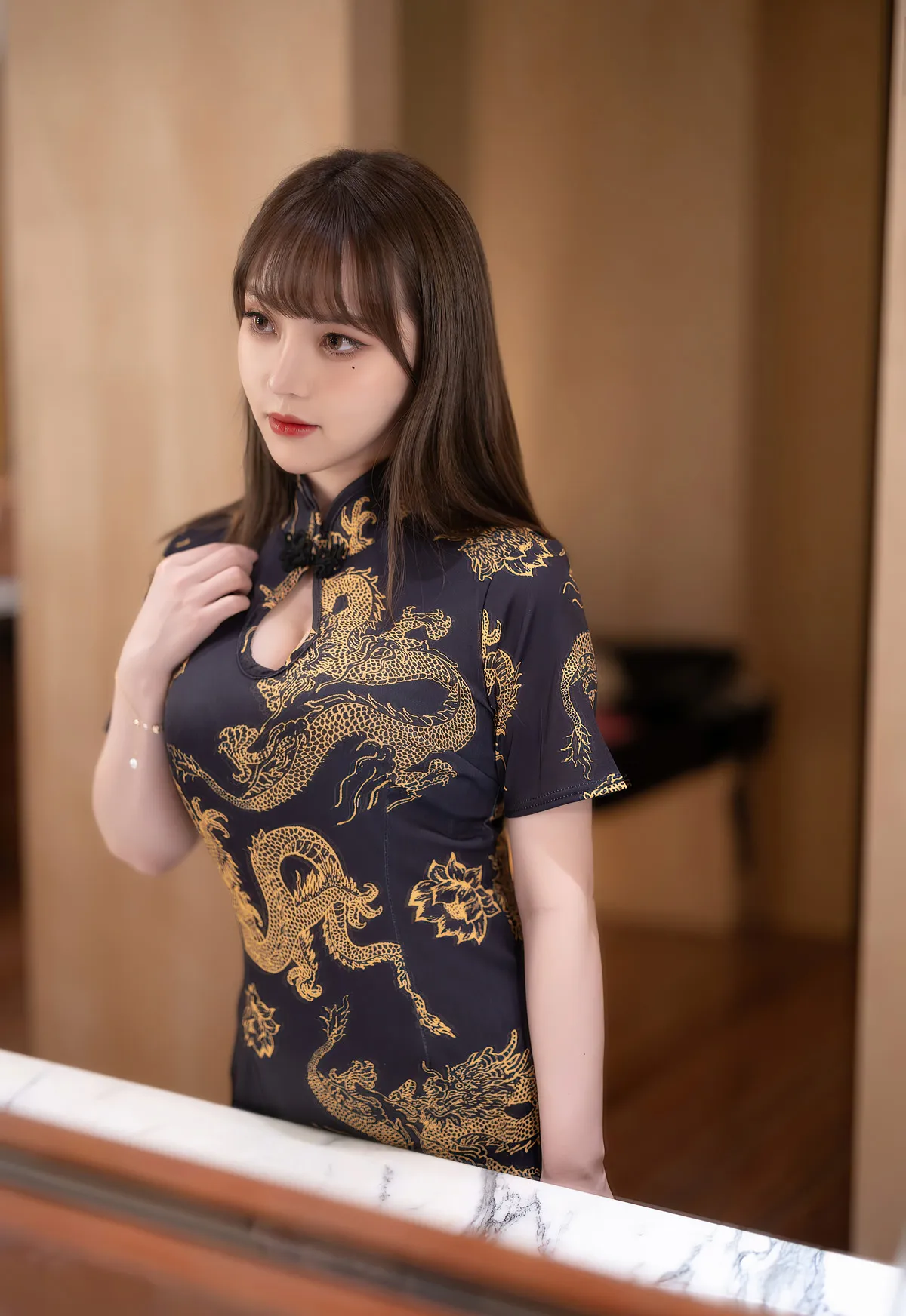 xiaoyu语画界拍摄身着黑色金龙花卉刺绣立领旗袍对镜侧立模特