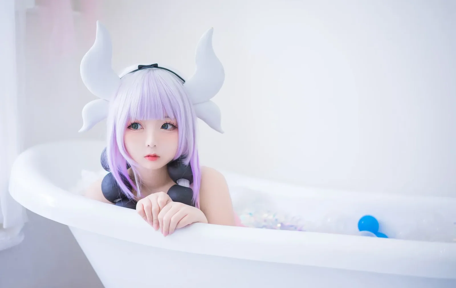 嶋葵Cosplay小林家的龙女仆康娜趴在白色浴缸边