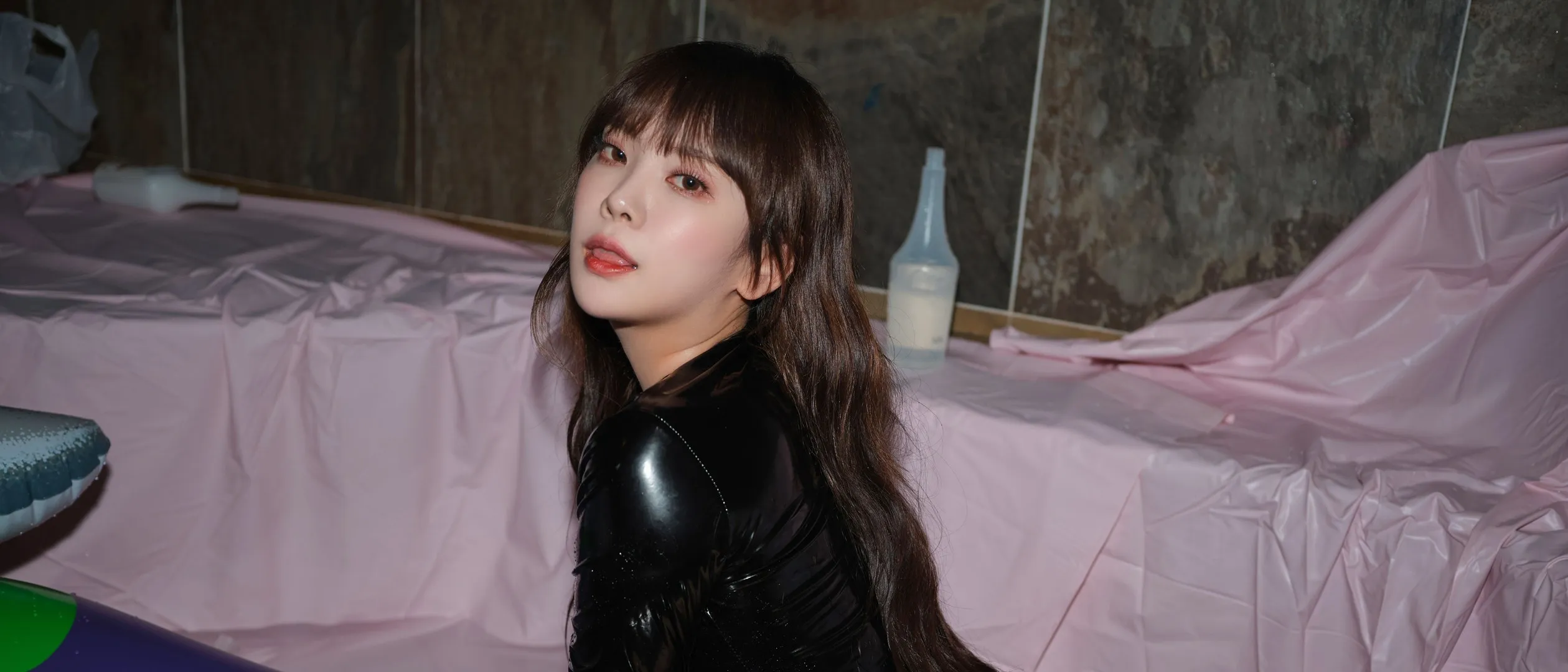 Dami(퀸다미) Dami黑色服装坐在室内空间中的侧身照片
