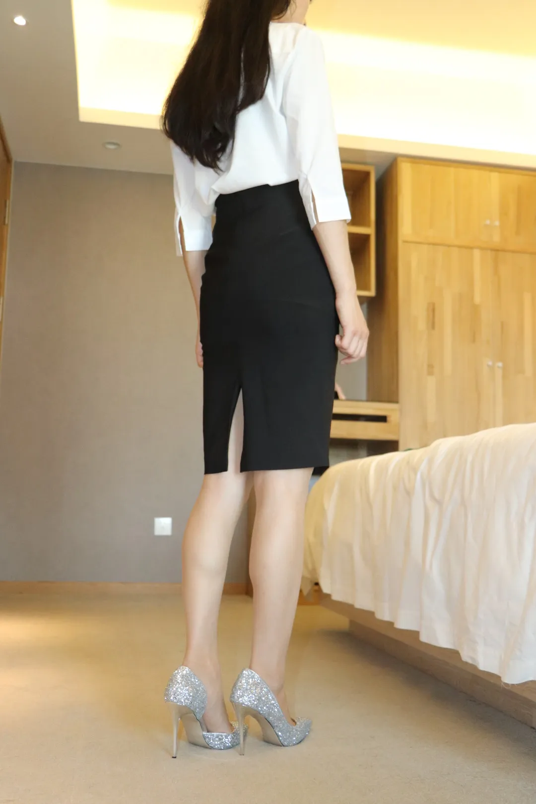 乔依丝joys室内站立背影穿着白衬衫开衩黑裙与银色亮片高跟鞋