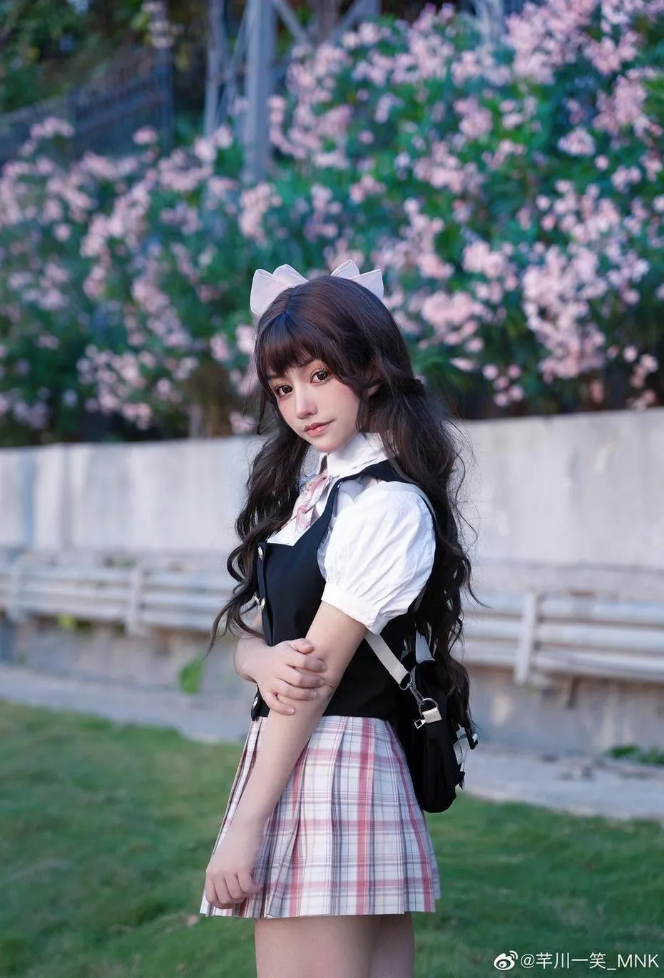 芊川一笑户外黑白服装造型照片
