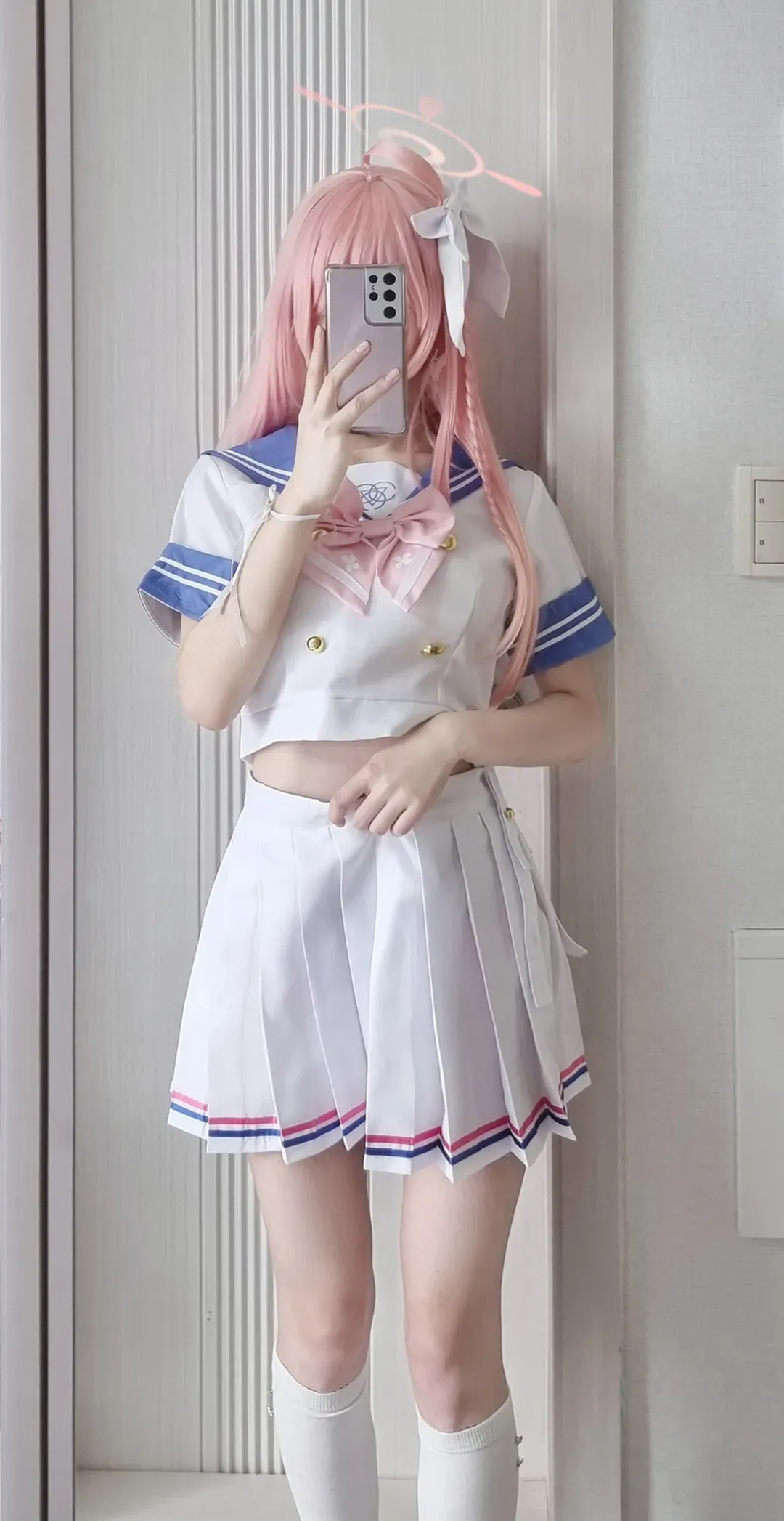 画师Biya身穿蔚蓝档案白蓝露脐水手服与百褶裙手持手机自拍_03