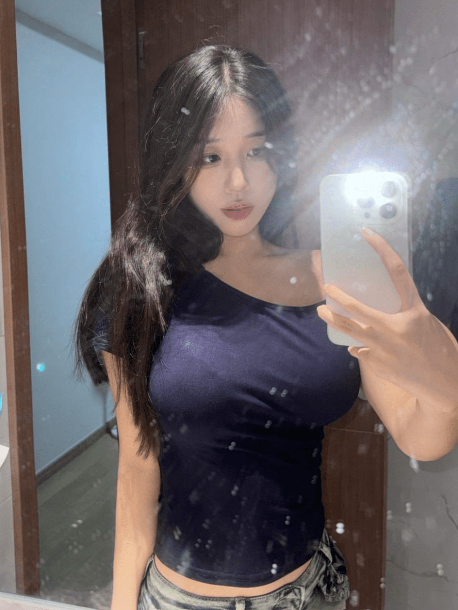 静静爱吃糖穿深色上衣进行镜面自拍的造型照片