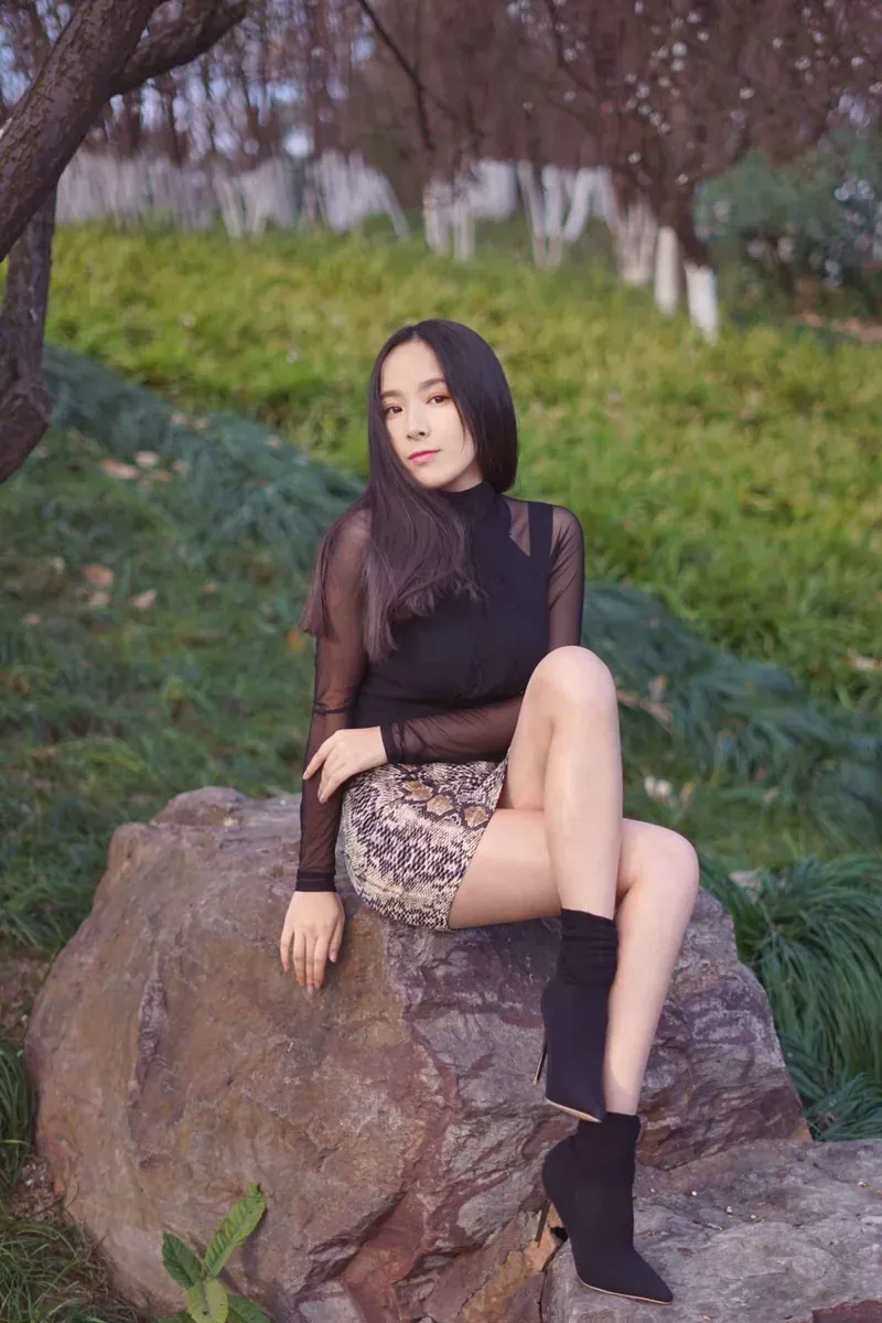 白龙猫女户外坐姿穿搭图片