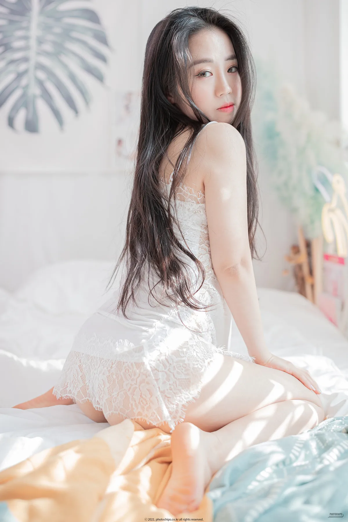 Dami(퀸다미) Dami在明亮室内环境中的白色服装照片