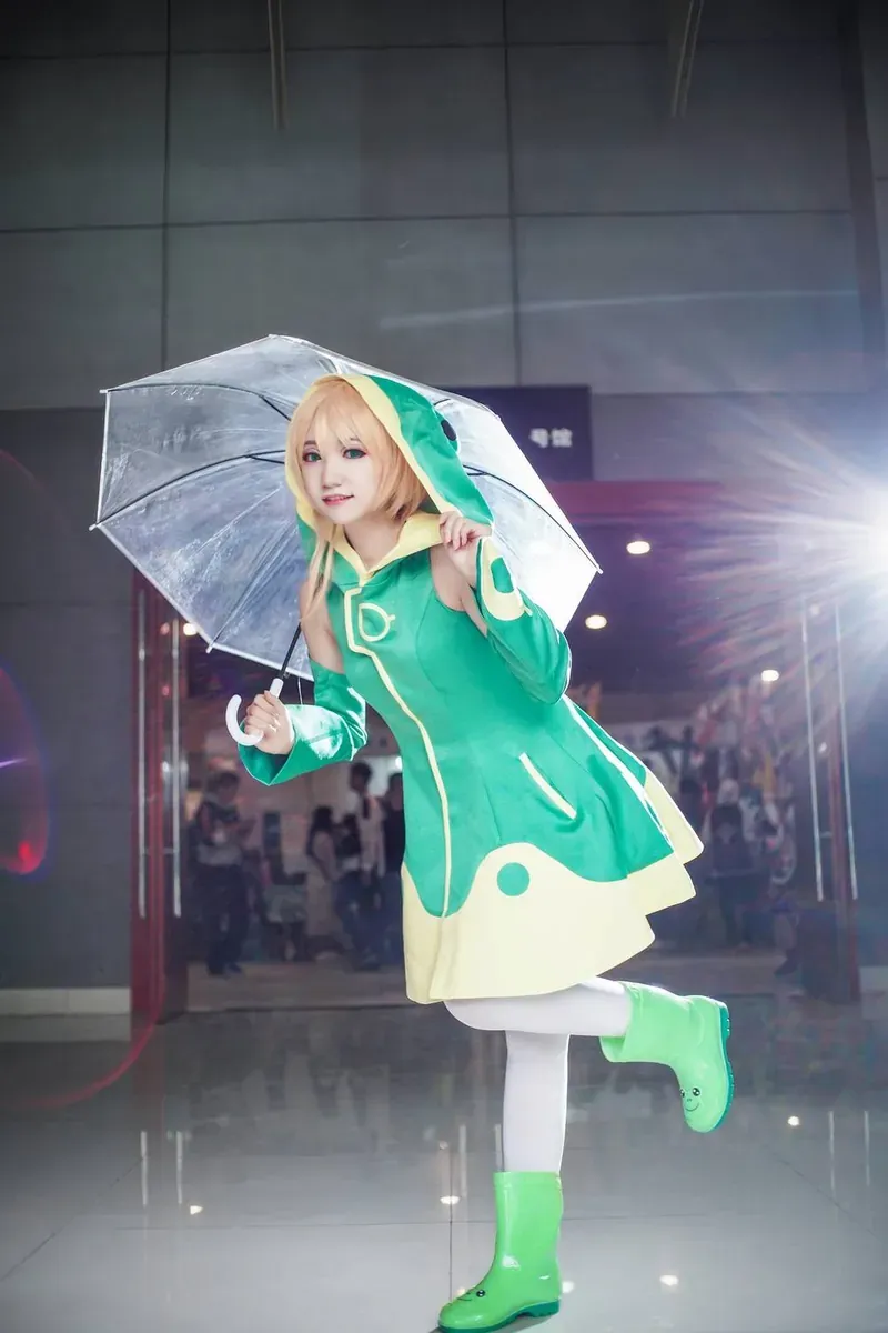 Rina绿色角色服装搭配透明雨伞的Cosplay照片
