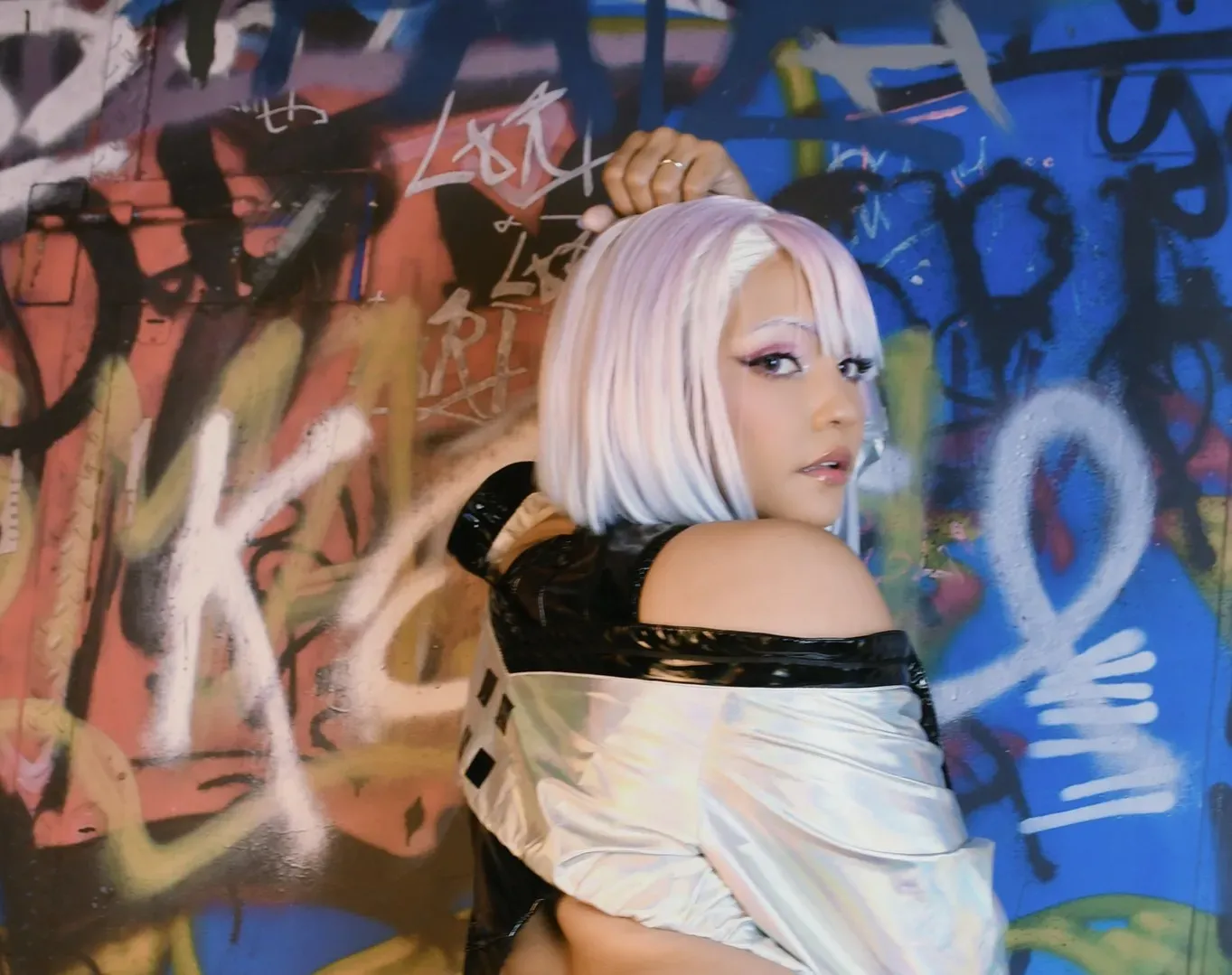 Coser pattie身穿白色蕾丝内衣，手持原木色吉他，坐在木质地板上，背景为温馨的室内环境。