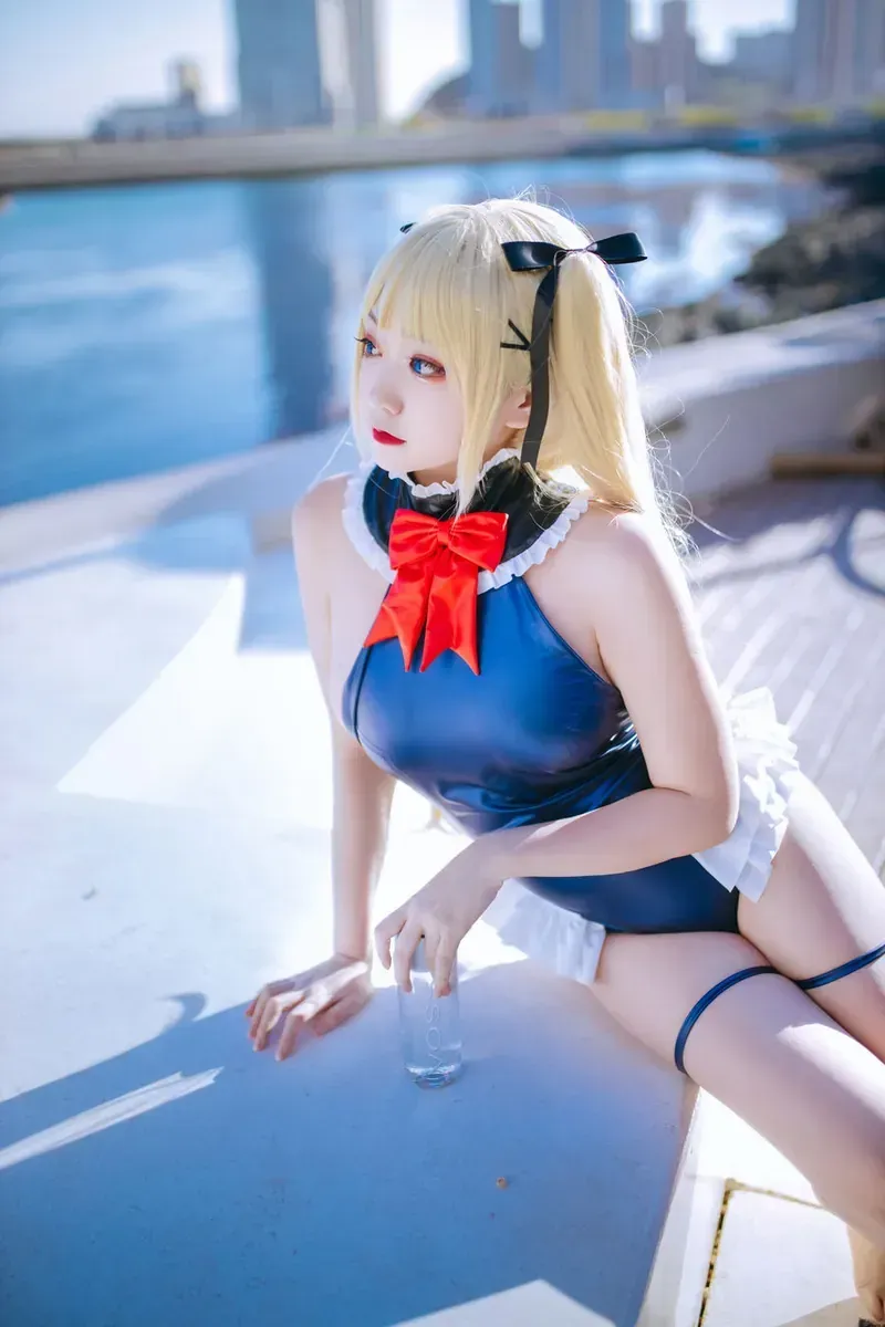 Aery Tiefling白色假发与蓝色服装角色造型照片