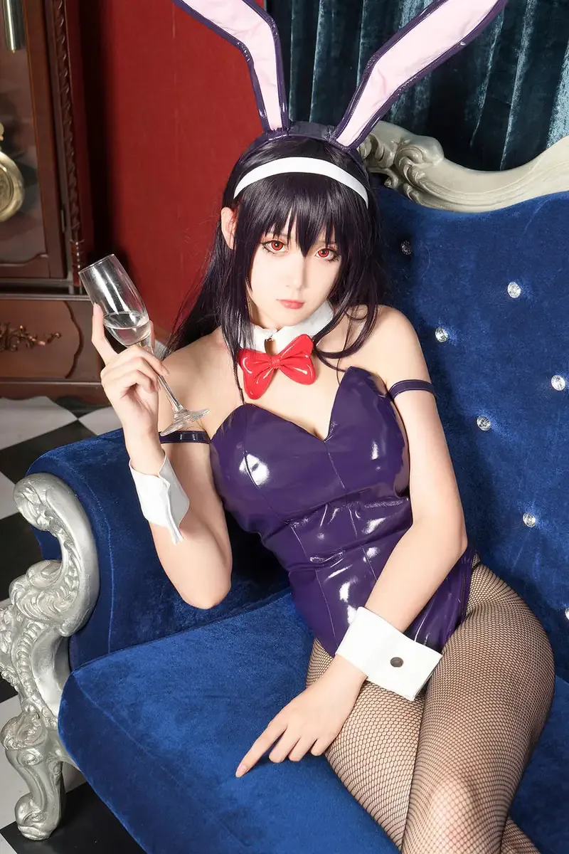 Akisoso秋楚楚兔女郎风格造型坐在蓝色沙发上的照片