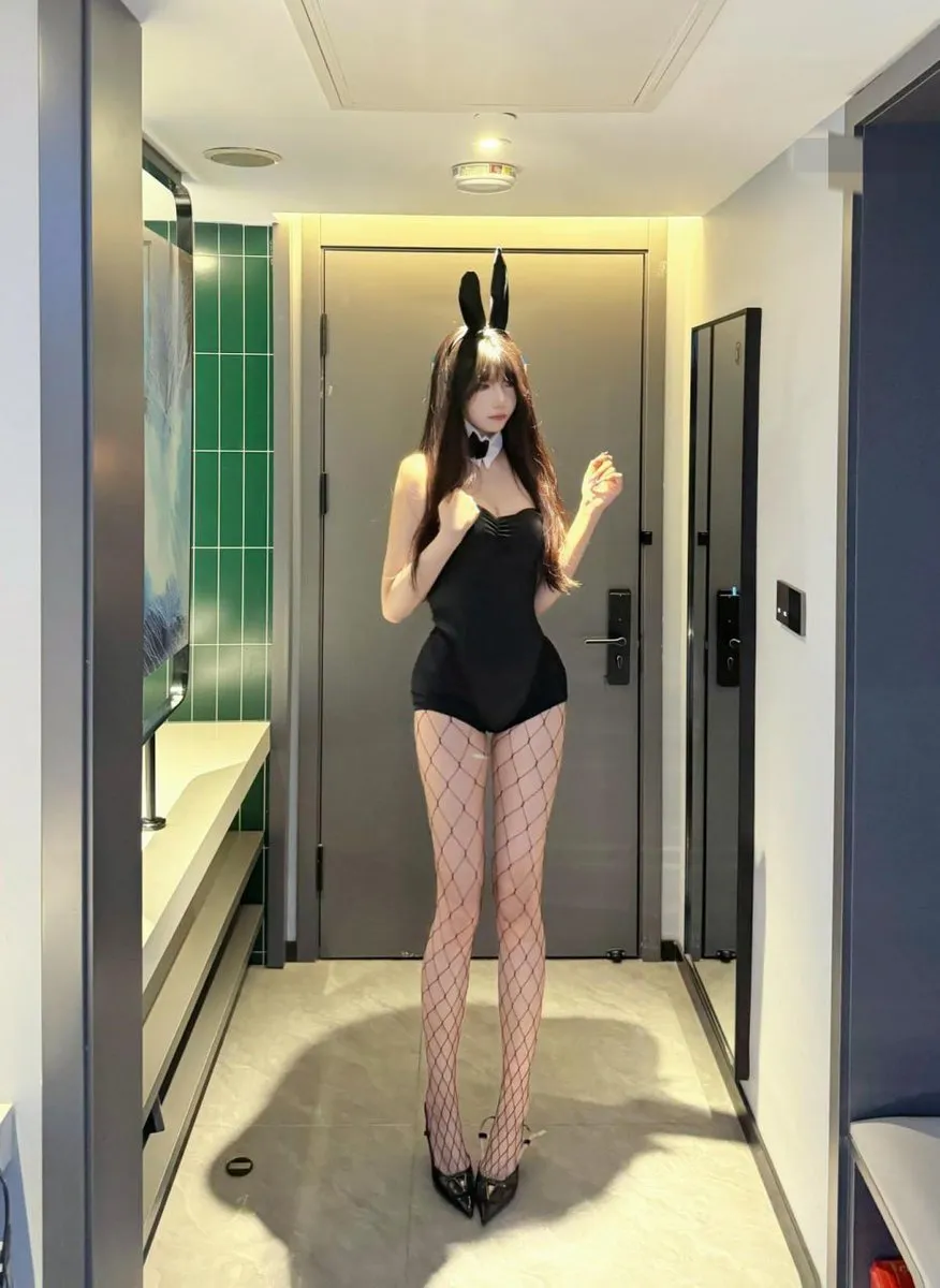 抖音神明同同佩戴黑色兔耳发箍身穿黑色抹胸连体衣搭配黑色渔网袜