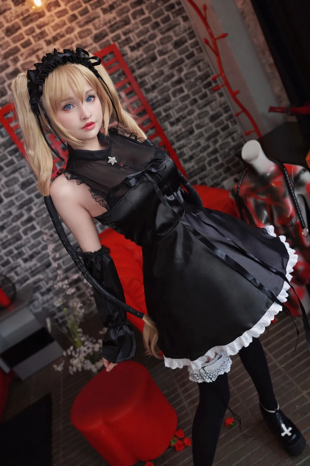 HidoriRose金色双马尾搭配黑色礼服的Cosplay照片