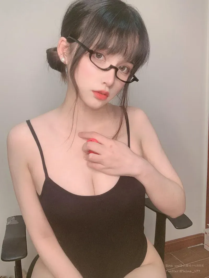 Joyce Coser Joyce黑色服装搭配眼镜的室内造型照片