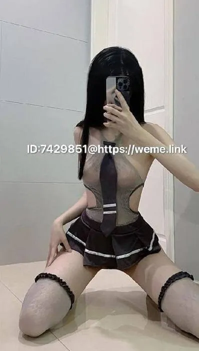 千岛酱灰色修身背心搭配黑色百褶短裙与领带对镜自拍