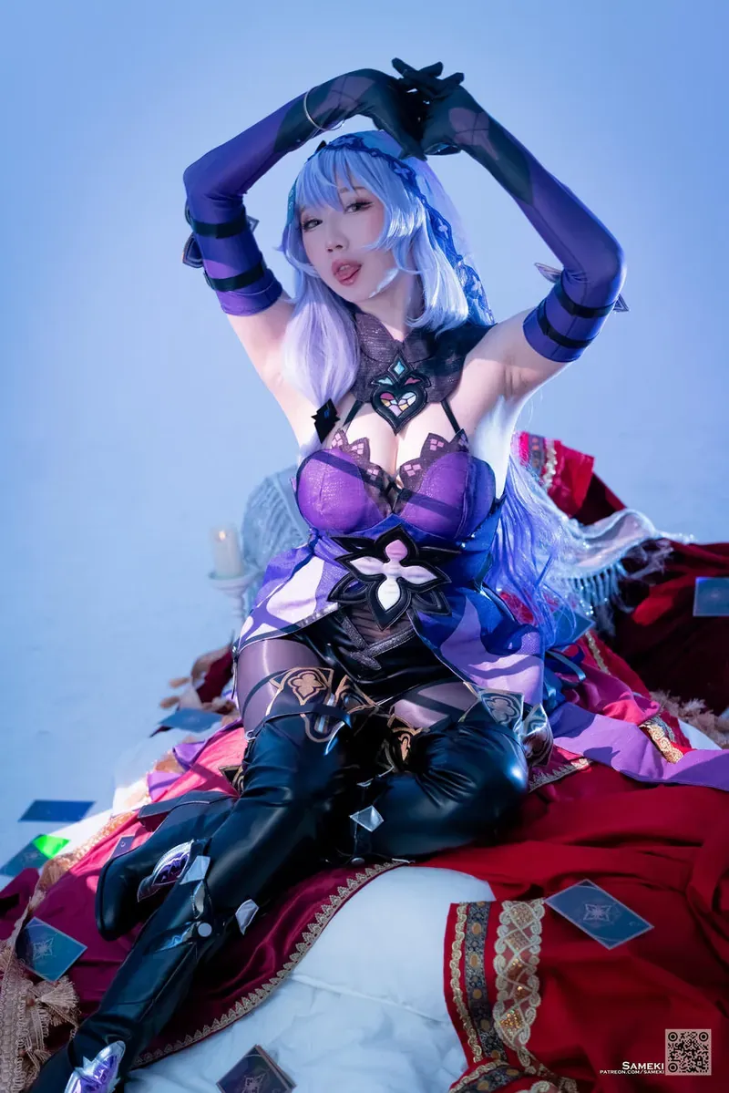 Sameki白色假发搭配蓝紫色角色服装的cosplay照片