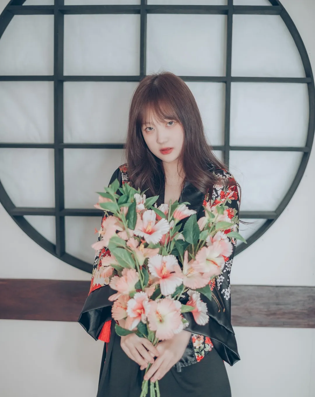 Sia(시아)手持花束室内构图照片