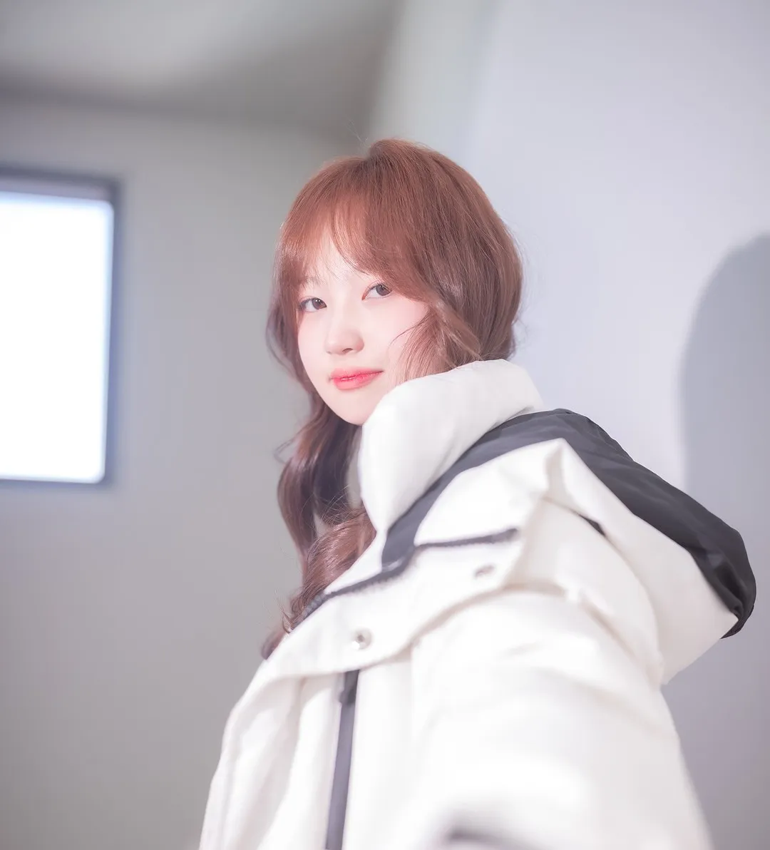 Sia(시아)白色外套室内照片