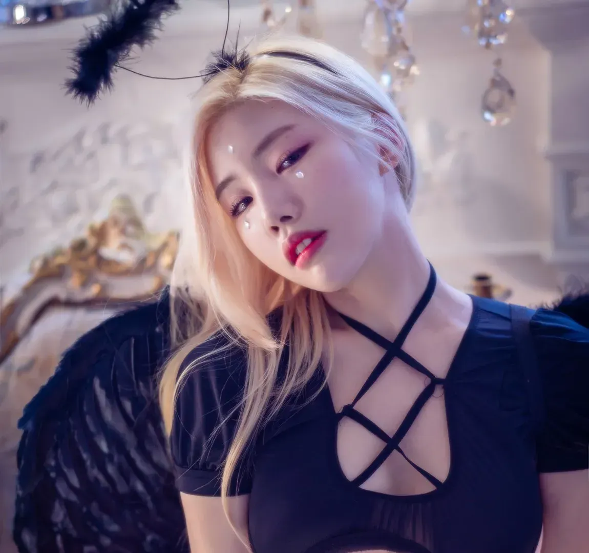 Yebin(전예빈) Yebin室内黑色服装造型照片