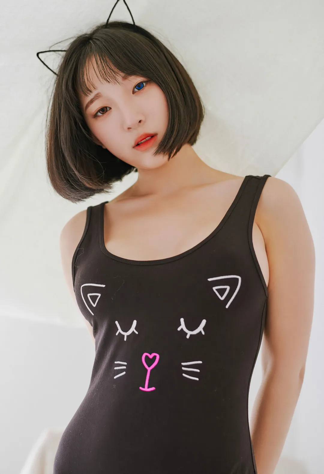 姜仁卿头戴猫耳发箍身穿黑色猫咪印花背心展示异色瞳