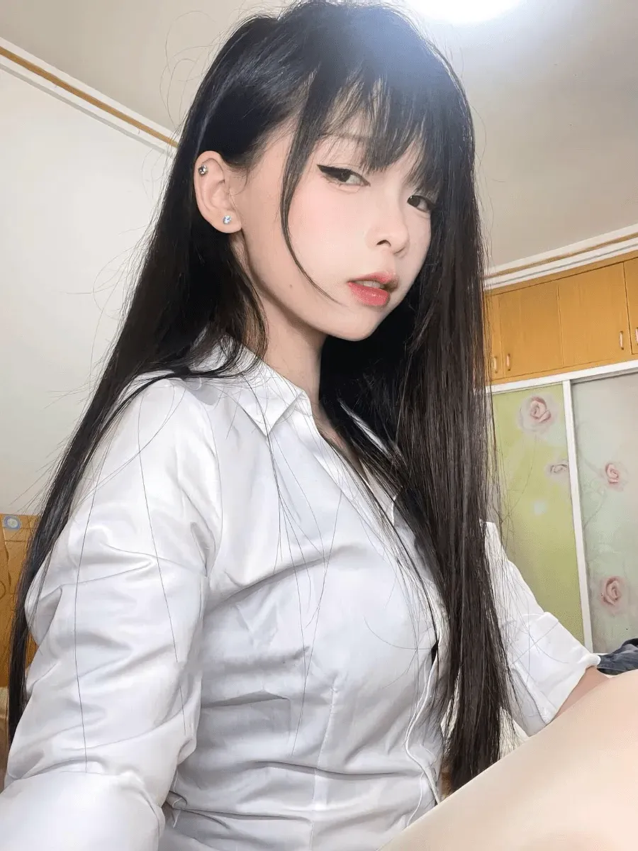 聂傲娇黑色长发与白色服装室内照片