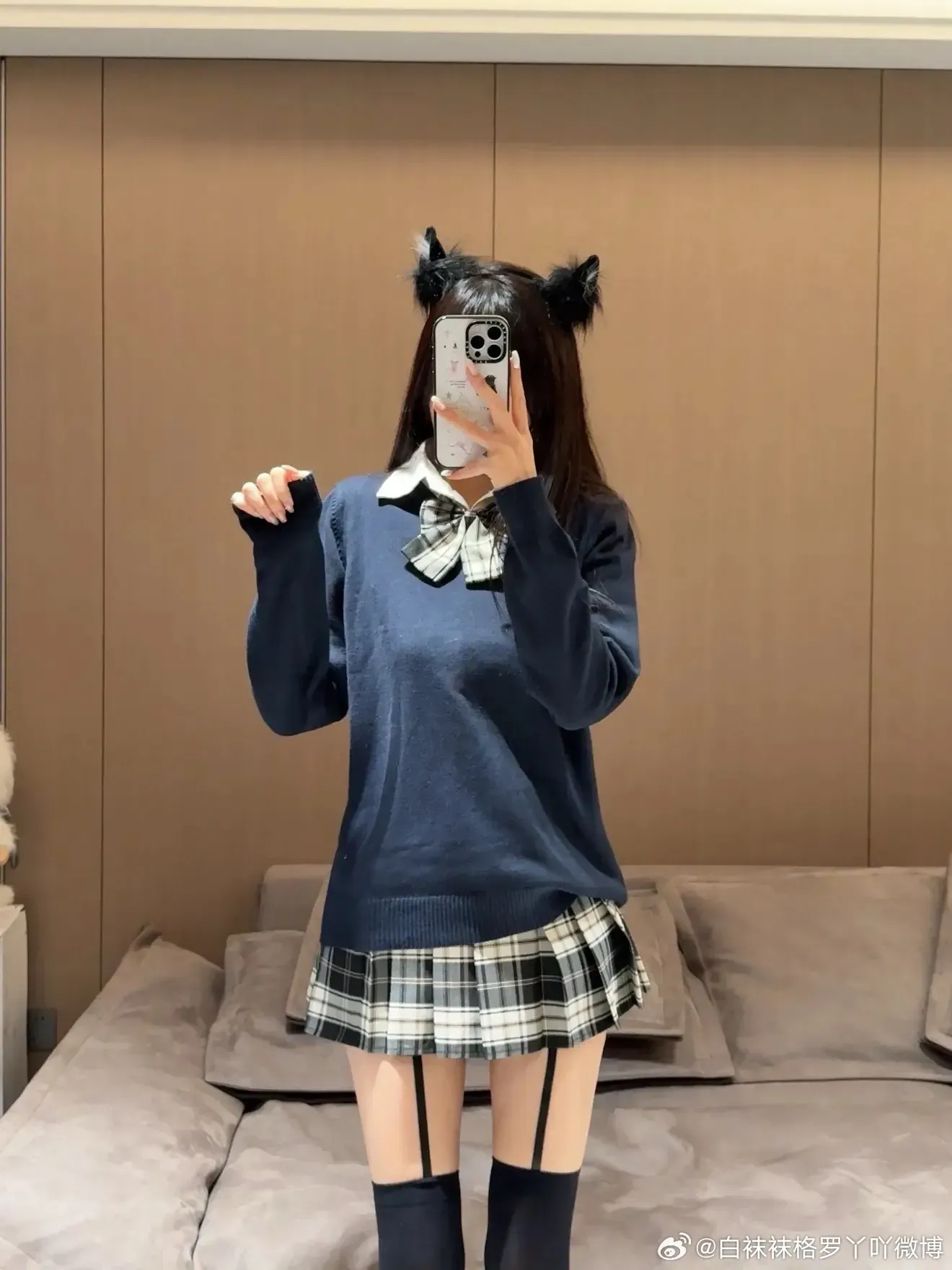 白袜袜格罗丫身穿藏青色套头毛衣与格纹短裙对镜自拍_01