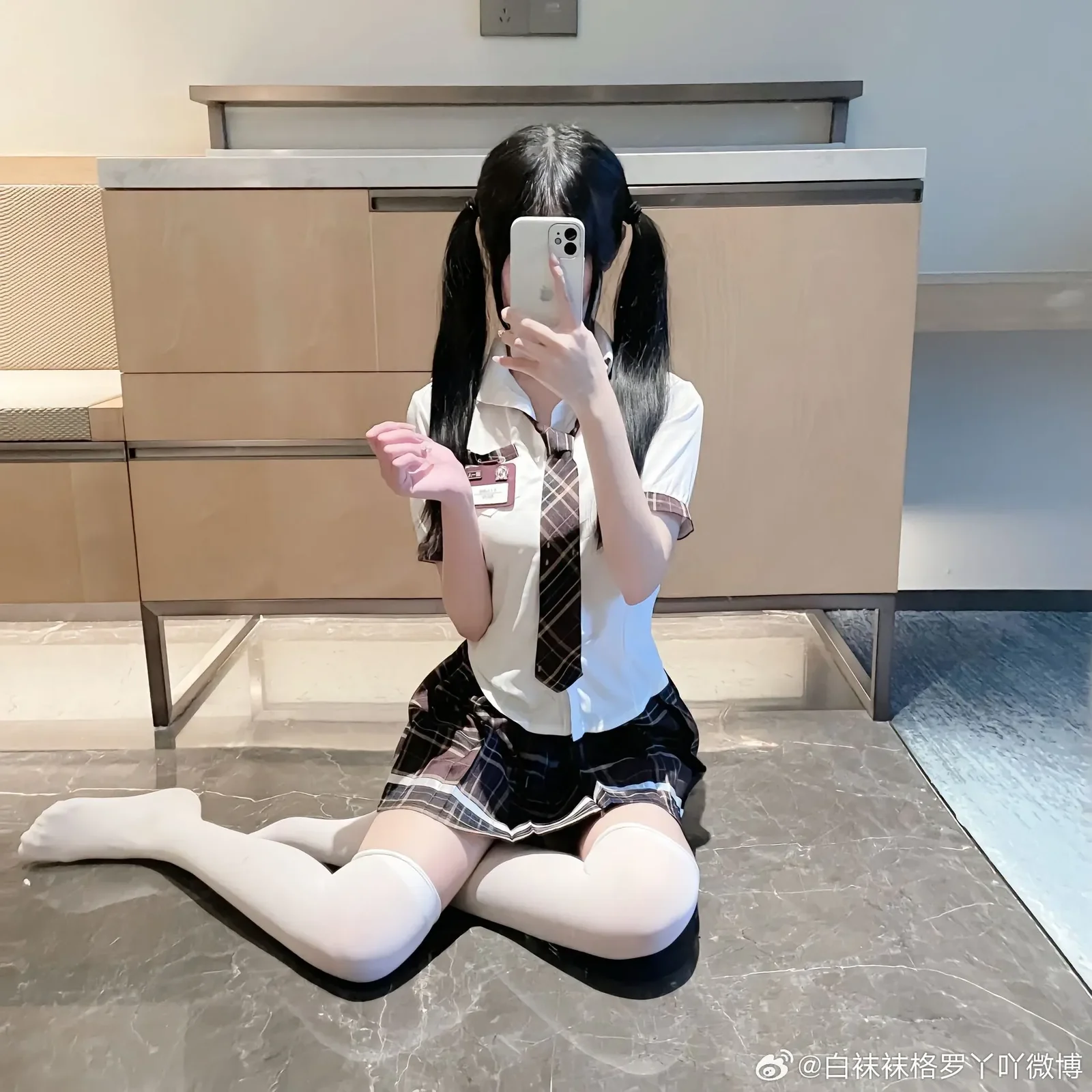 白袜袜格罗丫双马尾发型跪坐于地面展示制服衬衫领带_02
