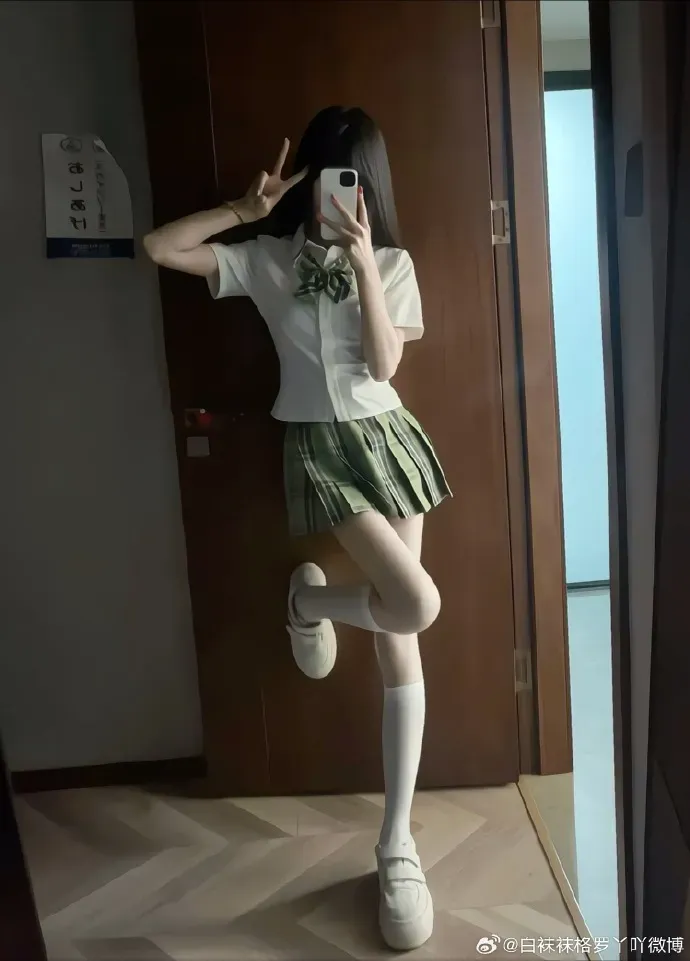 白袜袜格罗丫背靠门框单腿屈膝比剪刀手制服自拍_03