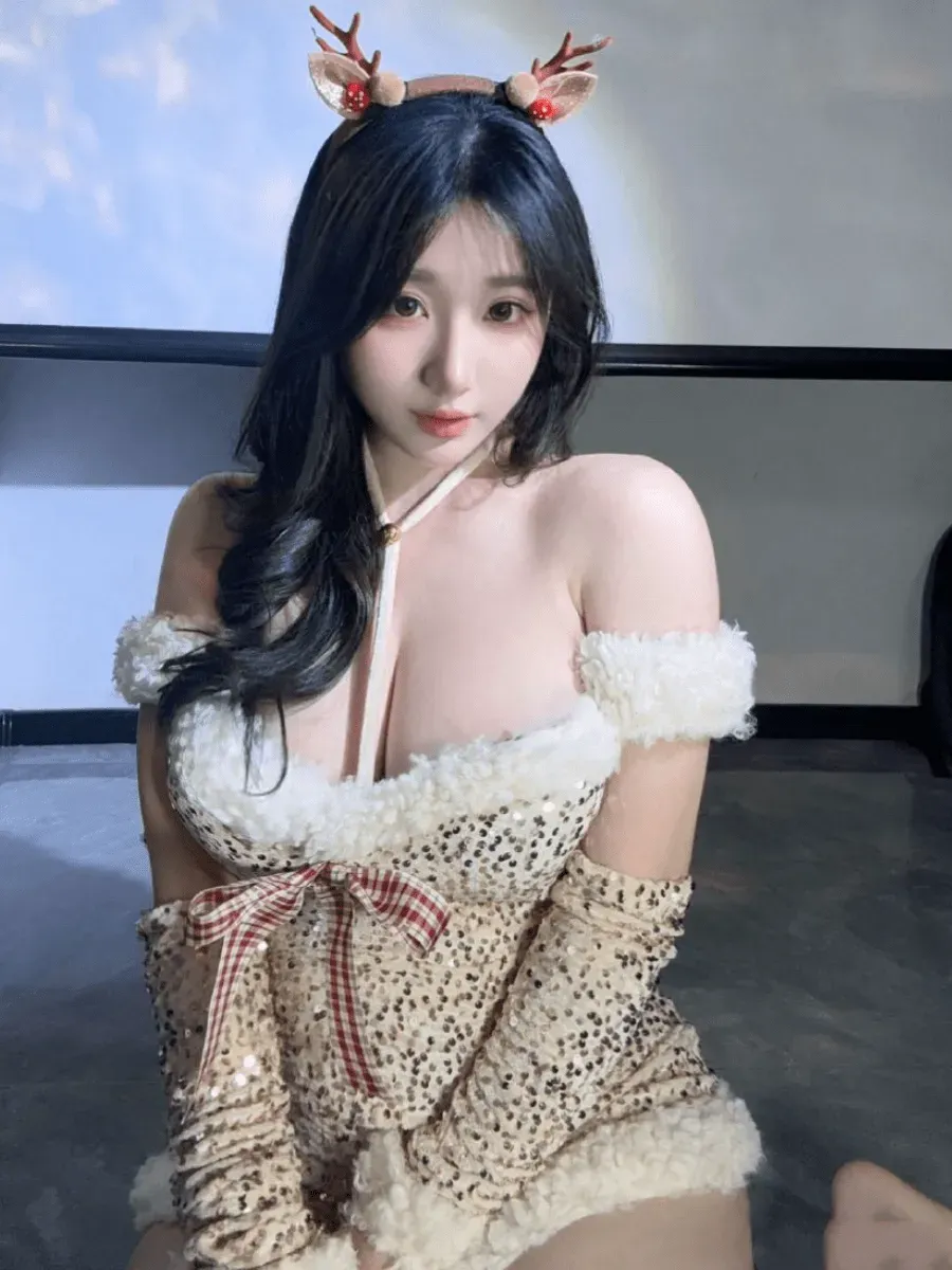 霸王龙女孩白色主题服装造型照片