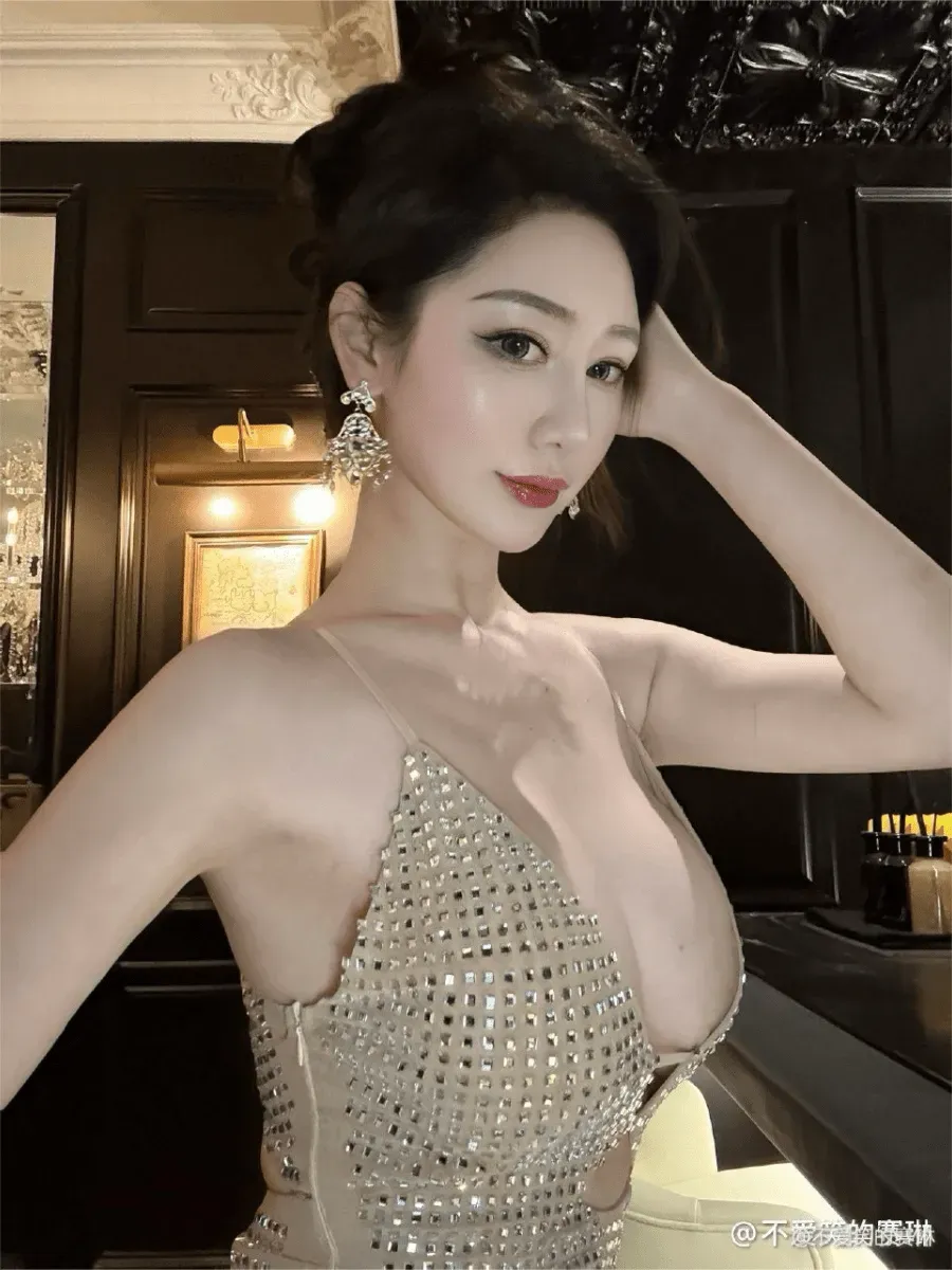 不爱笑的赛琳身穿金色细吊带深V亮片礼服搭配水晶耳环的晚装特写