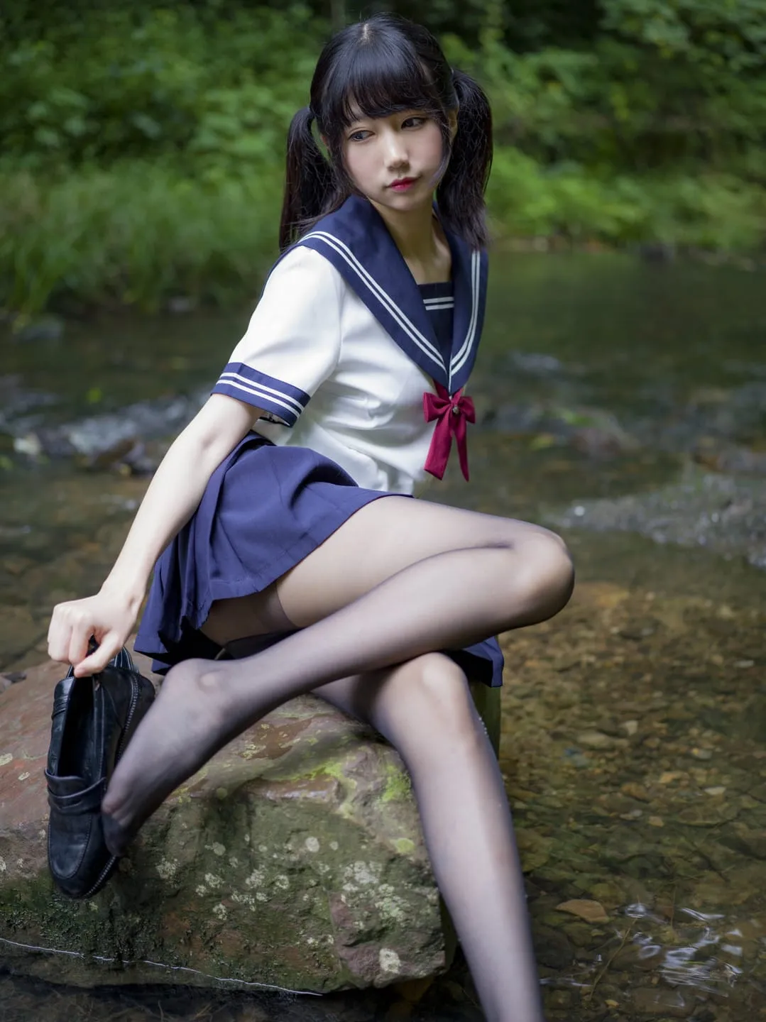 Nagisa魔物喵蓝白校园风服装坐姿照片