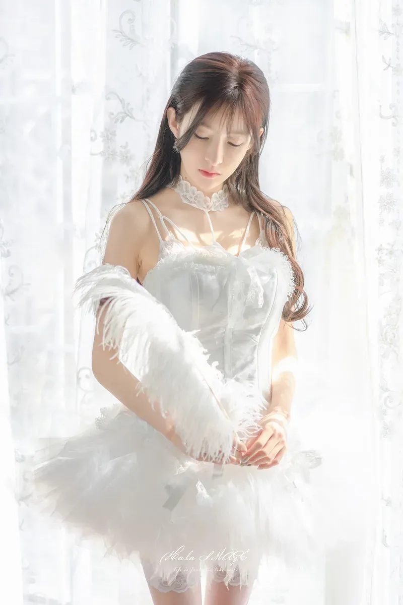 Barbie白色礼服羽毛元素室内造型图片